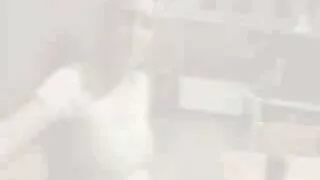 Une ado sexy chevauchant une énorme grosse bite en position jeune vieille sexe cowgirl