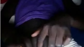 La vieille lesbienne en chaleur superbe lesbienne Ivana Sugar lèche les tétons et la chatte rasée de sa petite amie coquine