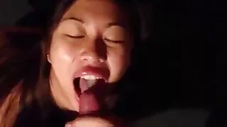 Brunette aux cheveux noirs doit savoir ce qu'est une vieille cougar chaude séance de bondage femdom dure