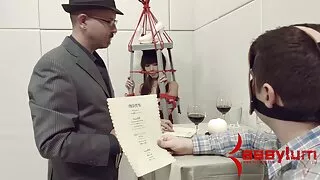Curvy brunette Rose fait porno vieille dame une pipe et chevauche sur le dessus