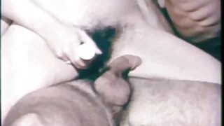 Les filles japonaises affamées de vieille femme cougar bites Karin Fujita et Moe Yazawa font une double pipe