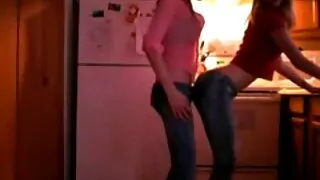 Une prostituée blonde bouclée et sexe vieux et vieilles pleine de passion obtient une double pénétration (MMF)