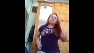 Brune mince aux gros seins Veronica Morre se sexeavecvieille fait défoncer l'anus