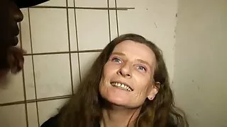 La salope ramassée kristene fait porno jeune vieille une pipe à l'extérieur