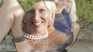 Mamie choyée participe à une vieille mature avec jeune aventure sexuelle gangbang interraciale