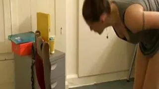 À l'aide d'un jouet seul, la porno grosse vieille beauté bronzée Theresa Soza caresse passionnément sa chatte humide